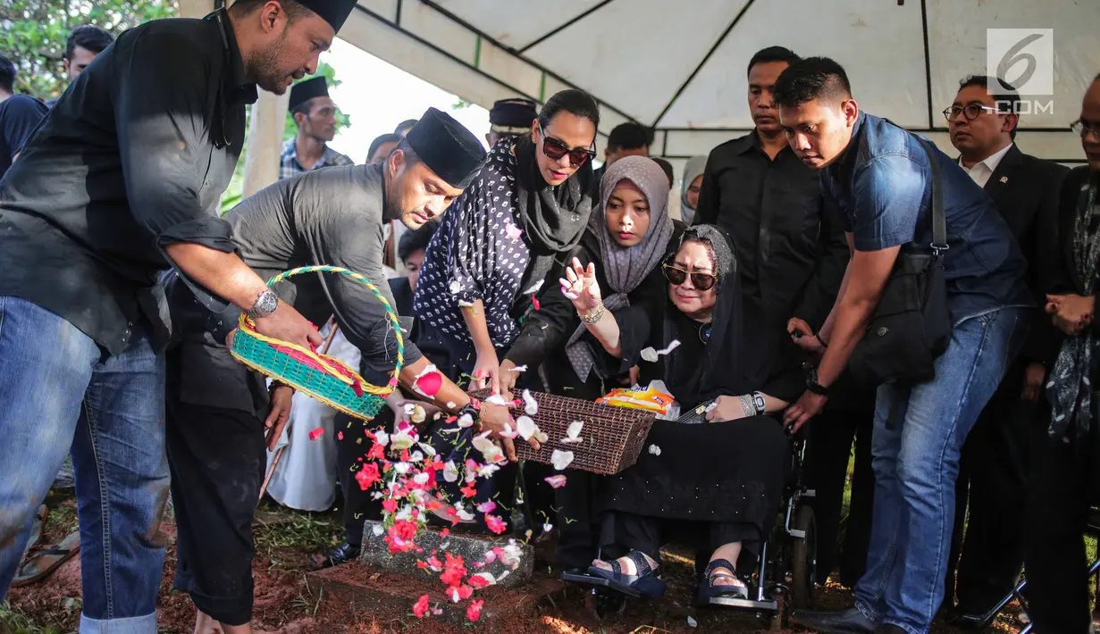Suasana saat Rachmawati Soekarnoputri menaburkan bunga di pusara sang suami Benny Soemarno di TPU Karet Bivak, Jakarta, Senin (2/4). Benny Soemarno meninggal karena sakit. (Liputan6.com/Faizal Fanani)