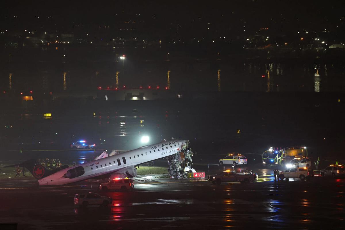 FOTO: Kerusakan Parah Pesawat Air Canada Uasai Tabrak Truk Pemadam Kebakaran