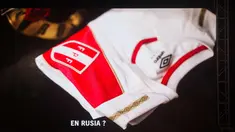 Sebuah video memperlihatkan jersey resmi timnas Peru untuk Piala Dunia 2018 di Rusia di Lima (18/12). Jersey ini menampilkan detail emas beserta garis merah tradisional di dada.  (AFP Photo/Ernesto Benavides)