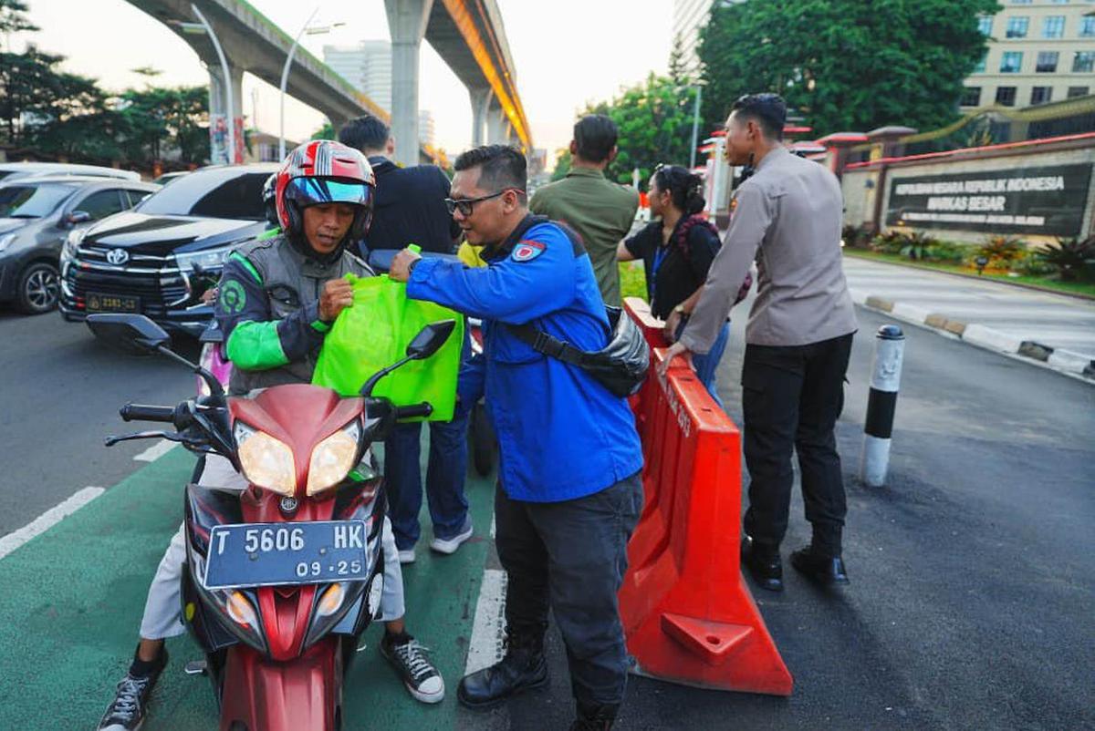 FOTO: Polri dan Buruh Bagikan Sembako ke Warga Jakarta