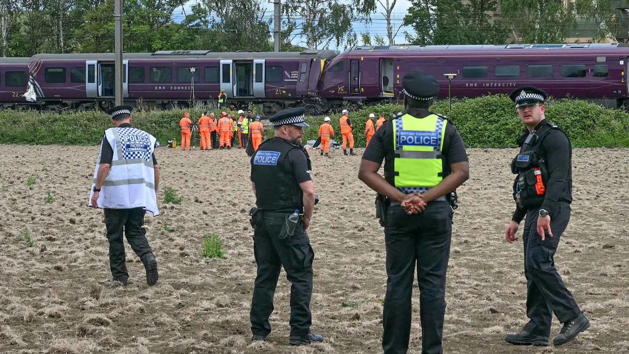 FOTO: Tabrakan Dua Kereta di Inggris Tewaskan Masinis dan Lukai Puluhan Penumpang