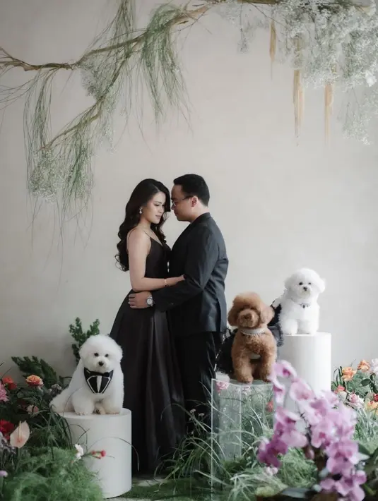 Tampilan elegan keduanya, anak Hotman Paris dengan setelan jas dan celana panjang hitam, sedangkan Chen Giovani mengenakan dress panjang bertali spageti berwarna hitam. Foto: Instagram.