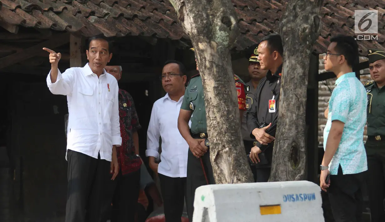 Presiden Joko Widodo bersama Gibran Rakabuming Raka memantau persiapan simulasi kirab kereta pembawa mempelai pengantin di Solo, Senin (6/11). Jokowi dan Gibran meninjau langsung kirab yang akan membawa Kahiyang-Bobby . (Liputan6.com/Angga Yuniar)