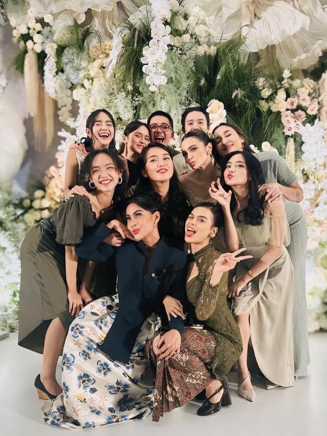 Adu Gaya OOTD Kondangan Para Artis saat Hadir di Resepsi Pernikahan Amanda Rawles di Jakarta. Dok. [@evacelia]