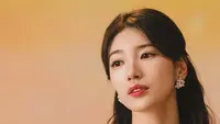 Rambut panjang Bae Suzy ditata dengan wavy half up do yang sisakan poni belah tengah yang manis [@skuukzky]