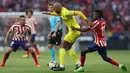 Gelandang Atletico Madrid Thomas Lemar (kanan) menantang pemain tengah Villarreal Etienne Capoue pada lanjutan Liga Spanyol 2022/2023 di Stadion Wanda Metropolitano, Madrid, Senin (22/8/2022) dini hari WIB. Atletico Madrid menelan kekalahan kandang kala menjamu Villarreal dengan skor 0-2. (Photo by Thomas COEX / AFP)