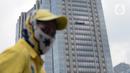 Pekerja membersihkan kaca gedung bertingkat di kawasan Sudirman Central Business District (SCBD), Jakarta, Senin (8/6/2020). Hampir tiga bulan kebijakan work from home (WFH) akibat pandemi COVID-19, banyak gedung bertingkat tidak terawat hari ini mulai dibersihkan. (merdeka.com/Dwi Narwoko)