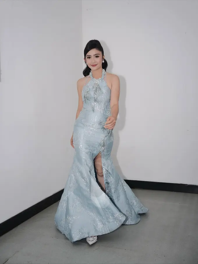 Pesona Febby Rastanty bak Princess Cinderella di Acara Penghargaan, Tampil Elegan Bergaun Biru