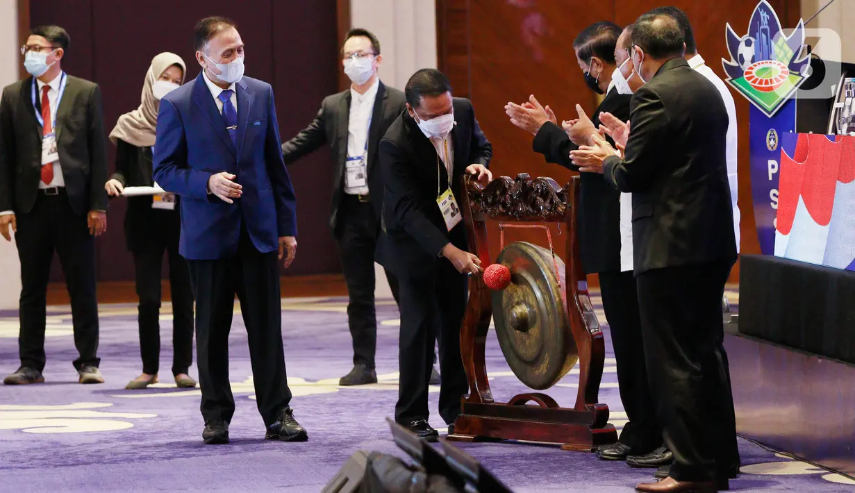 Menpora RI, Zainudin Amali, memukul gong saat pembukaan Kongres PSSI di Hotel Raffles, Jakarta, Sabtu (29/5/2021). Kongres tersebut akan membahas kepastian Liga 1 dan 2 musim 2021-2022. (Bola.com/M Iqbal Ichsan)