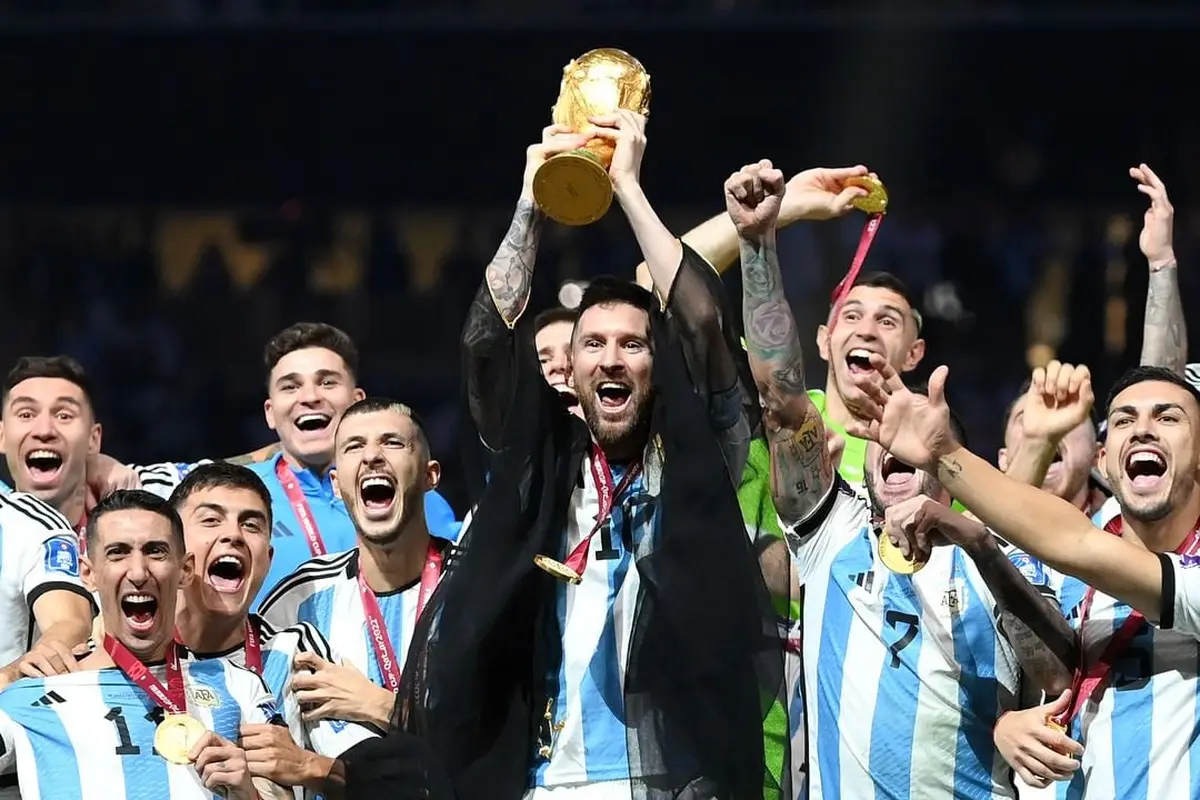 Gaya Lionel Messi Pakai Jubah Arab saat Terima Trofi Piala Dunia 2022 Tuai Polemik, Apa Maknanya?