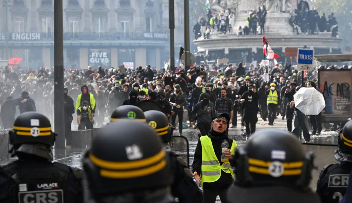 Sejumlah demonstran berhadapan dengan polisi saat aksi menentang kenaikan biaya hidup sekaligus menyuarakan tuntutan mahasiswa di Paris, Prancis, Sabtu (17/10/2026). (AP Photo/Emma Da Silva)
