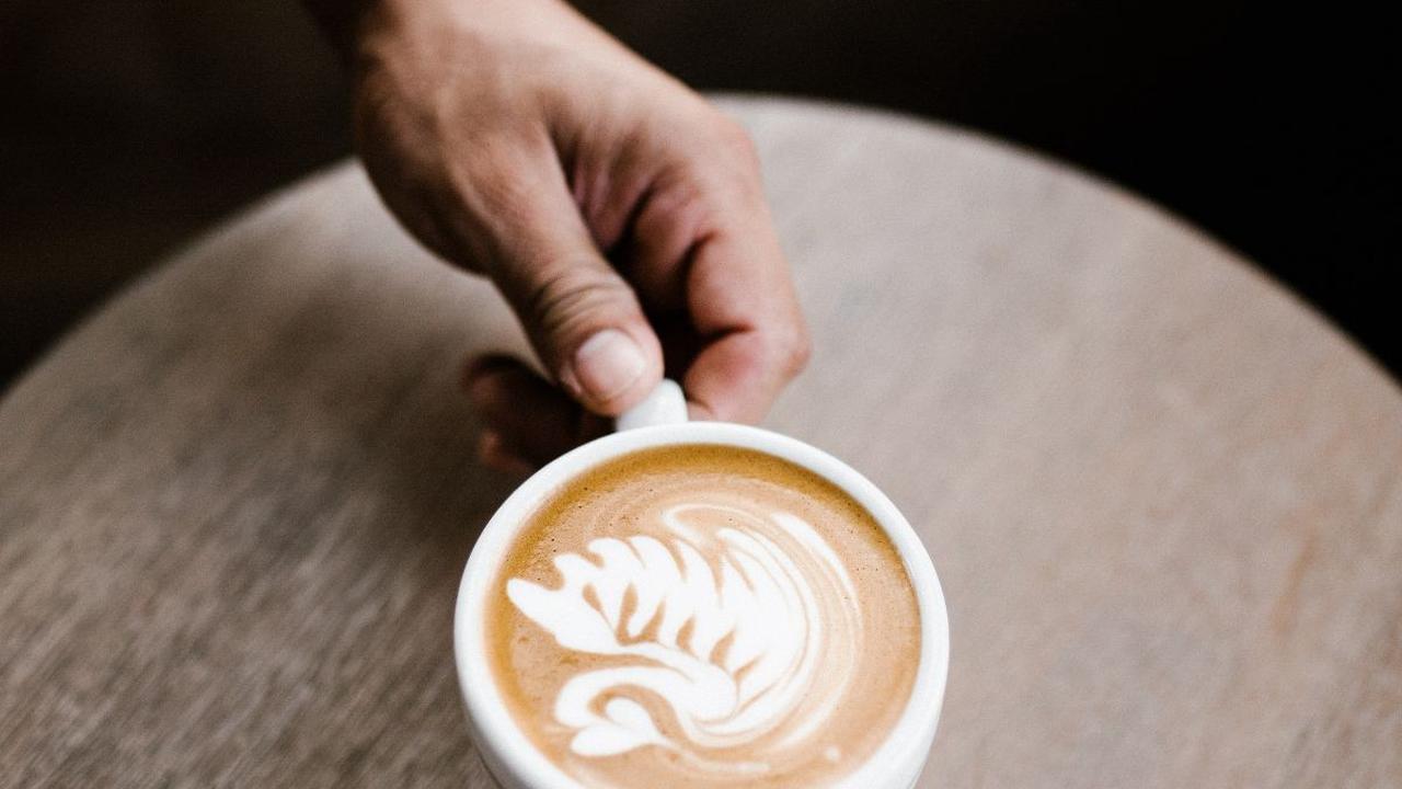Kopi susu bisa menjadi pilihan yang lebih sehat dibanding kopi hitam karena kandungan susu di dalamnya. Pastikan jangan menambahi terlalu banyak pemanis saat mengonsumsinya.