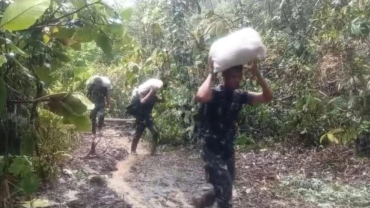 Terjang Cuaca Buruk dan Medan Ekstrem, Satgas Gulbencal–Yonif TP 905/TS Tetap Antar Logistik ke Bonan Dolok