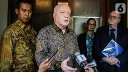 Dubes Australia untuk Indonesia, Gary Quinlan memberi keterangan usai pertemuan dengan Menko Polhukam Mahfud MD di Kemenko Polhukam, Jakarta, Selasa (29/10/2019). Pertemuan berlangsung tertutup serta membahas isu-isu terkini di bidang Politik, Hukum, dan Keamanan. (Liputan6.com/Faizal Fanani)