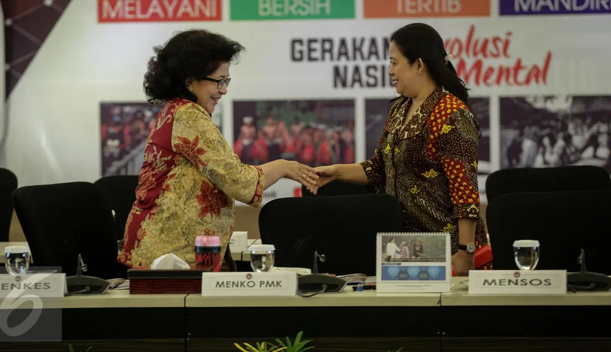 Menko PMK Puan Maharani (kanan) berjabat tangan dengan Menteri Kesehatan Nila Farid Moeloek sebelum rapat tingkat Menteri di Kementerian Kemenko PMK) Jakarta, Kamis (30/3). Rapat membahas pengendalian Defisit DJS Kesehatan. (Liputan6.com/Faizal Fanani)