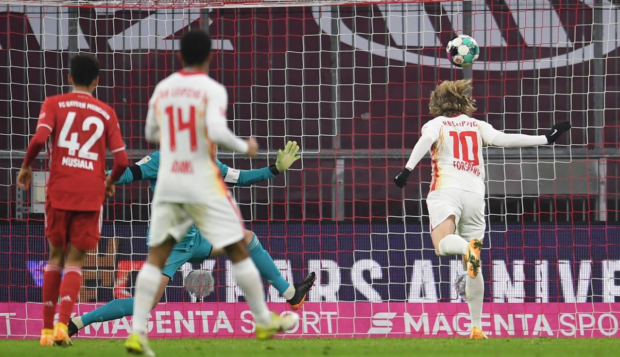 Gelandang RB Leipzig, Emil Forsberg (kanan), mencetak gol ketiga RB Leipzig ke gawang Bayern Munich dalam laga lanjutan Liga Jerman pekan ke-10 di Allianz Arena, Sabtu (5/12/2020). RB Leipzig bermain imbang 3-3 dengan Bayern Munich. (AFP/Andreas Gebert/Pool)