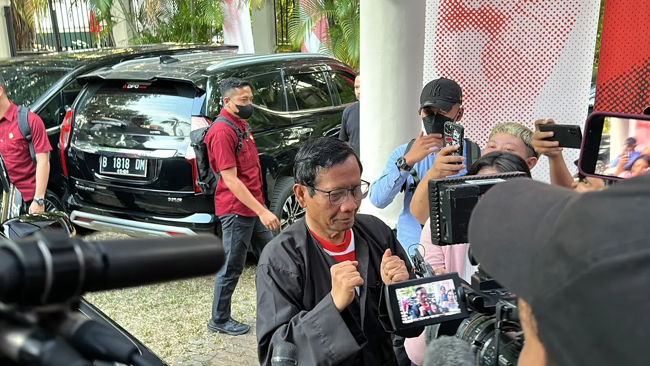 Cawapres Mahfud Md di Media Center Teuku Umar, Menteng jelang debat cawapres di JCC, Jakarta, Jumat (22/12/2023).