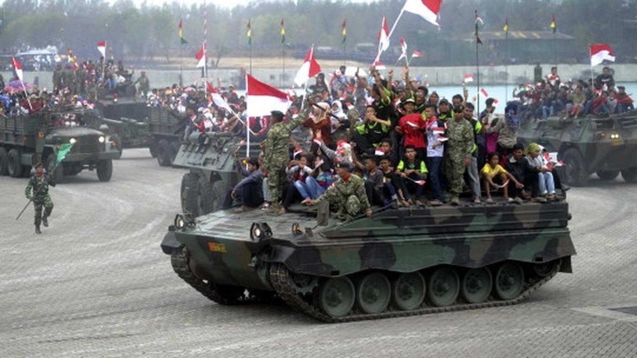 Antusiasme warga naik kendaraan kelas berat TNI