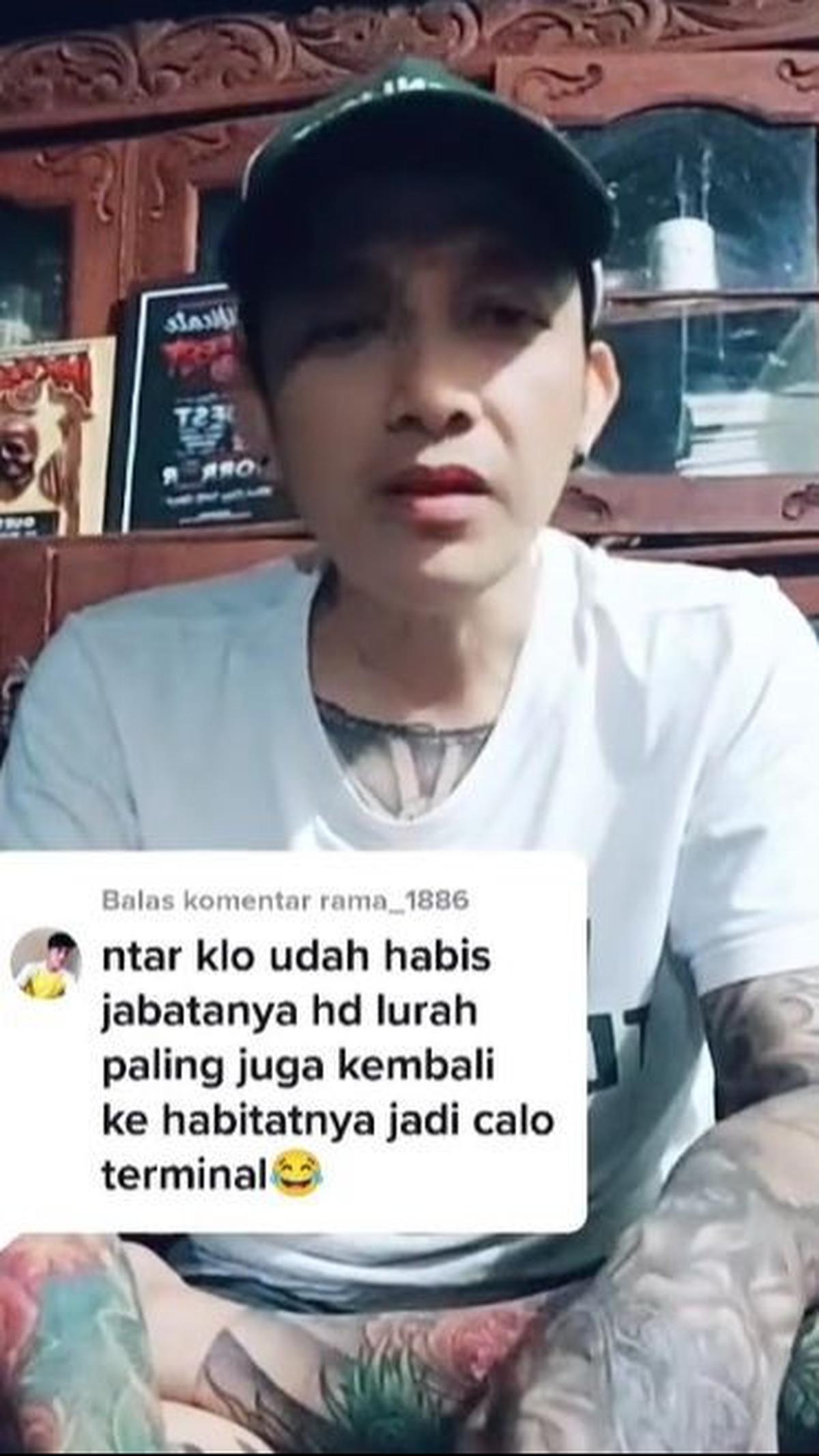 "Entar kalau sudah habis jabatannya jadi lurah paling juga kembali kehabitatnya menjadi calo terminal," tulis netizen.
