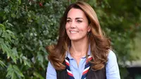 Kate Middleton saat mengunjungi Scout Group di Northolt di barat laut London, Inggris, 29 September 2020. (DANIEL LEAL-OLIVAS / AFP / POOL)