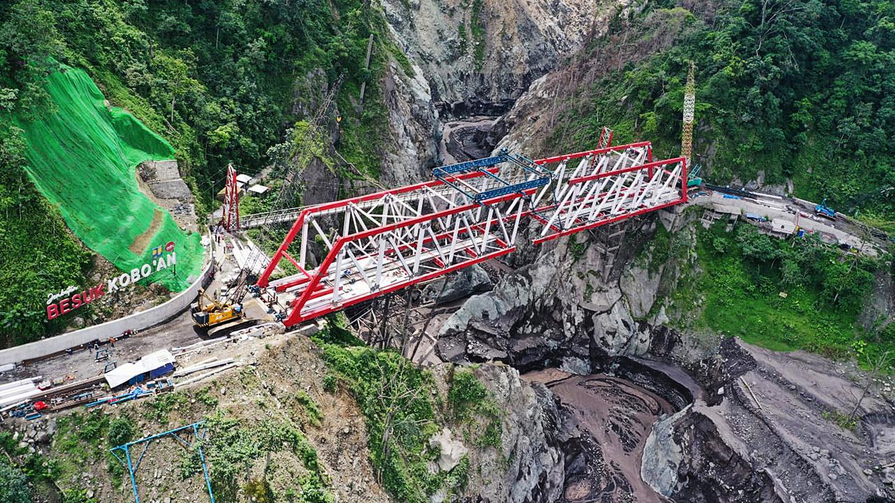 Proses penyambungan Jembatan Gladak yang menghubungkan Kabupaten Lumajang dengan Malang. (Istimewa)