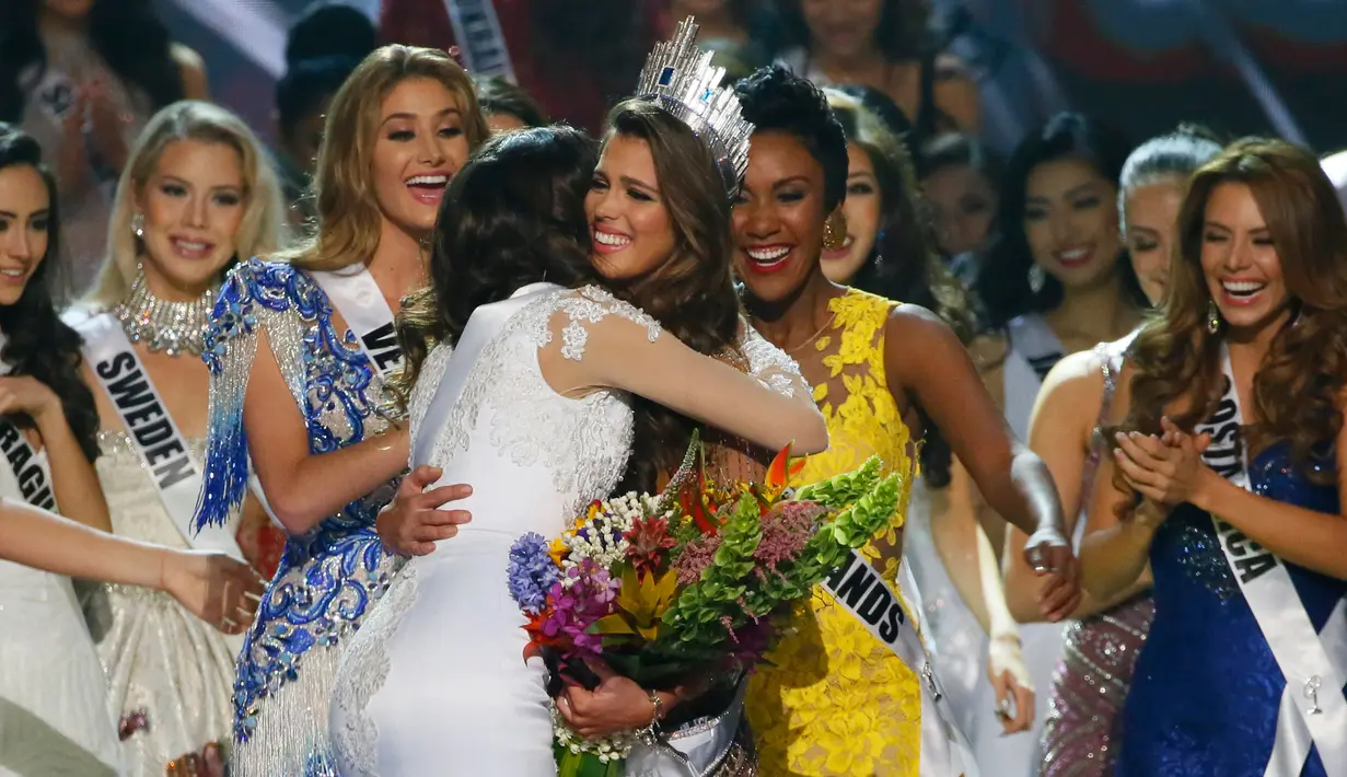 Miss Prancis, Iris Mittenaere mendapat ucapan selamat dari kontestan lainnya setelah dinobatkan menjadi Miss Universe 2016 dalam ajang final Miss Universe yang dilangsungkan di Mall of Asia Arena, Manila, Filipina, Senin (30/1). (AP Photo/Bullit Marquez)
