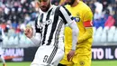 Striker Juventus, Gonzalo Higuain, berusaha melewati gelandang Udinese, Valon Behrami, pada laga Serie A di Stadion Allianz, Minggu (11/3/2018). Juventus menang 2-0 atas Udinese. (AP/Alessandro di Marco)