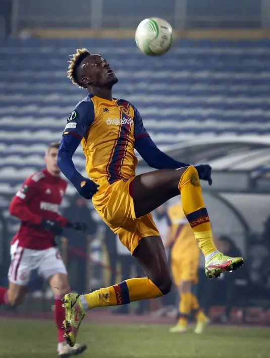 Striker AS Roma, Tammy Abraham mengontrol bola saat bertanding melawan CSKA-Sofia pada pertandingan Grup C Liga Europa di Nasional Vassil Levski, Bulgaria, Jumat (10/12/2021). Roma menang atas CSKA-Sofia 3-2. (AP Photo/Dessislava Komarova)