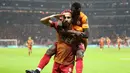 Pemain Galatasaray, Yasin Oztekin, memberikan salam hormat ala militer setelah mencetak gol saat melawan Gaziantepspor dalam Liga Super Turki di Istanbul, Minggu (11/12). Oztekin melakukan tribut untuk tragedi ledakan bom Besiktas, Turki. (AFP PHOTO/STR)