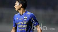 Pemain Persib Bandung, Achmad Jufriyanto saat melawan PS TNI pada lanjutan Liga 1 2017 di Stadion Pakansari, Bogor, Sabtu (22/4/2017). PS TNI bermain imbang 2-2. (Bola.com/Nicklas Hanoatubun)