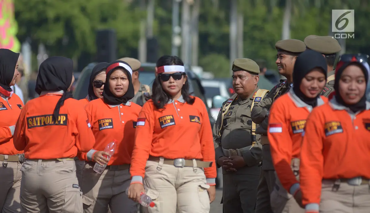 Satuan Polisi Pamong Praja (Satpol PP) mengikuti upacara peringatan HUT ke-69 Satpol PP dan ke-57 Satuan Perlindungan Masyarakat (Satlinmas) di Lapangan Monas, Jakarta, Rabu (7/8/2019). Dalam peringatan itu, Gubernur DKI Anies Baswedan bertindak menjadi inspektur upacara. (merdeka.com/Imam Buhori)