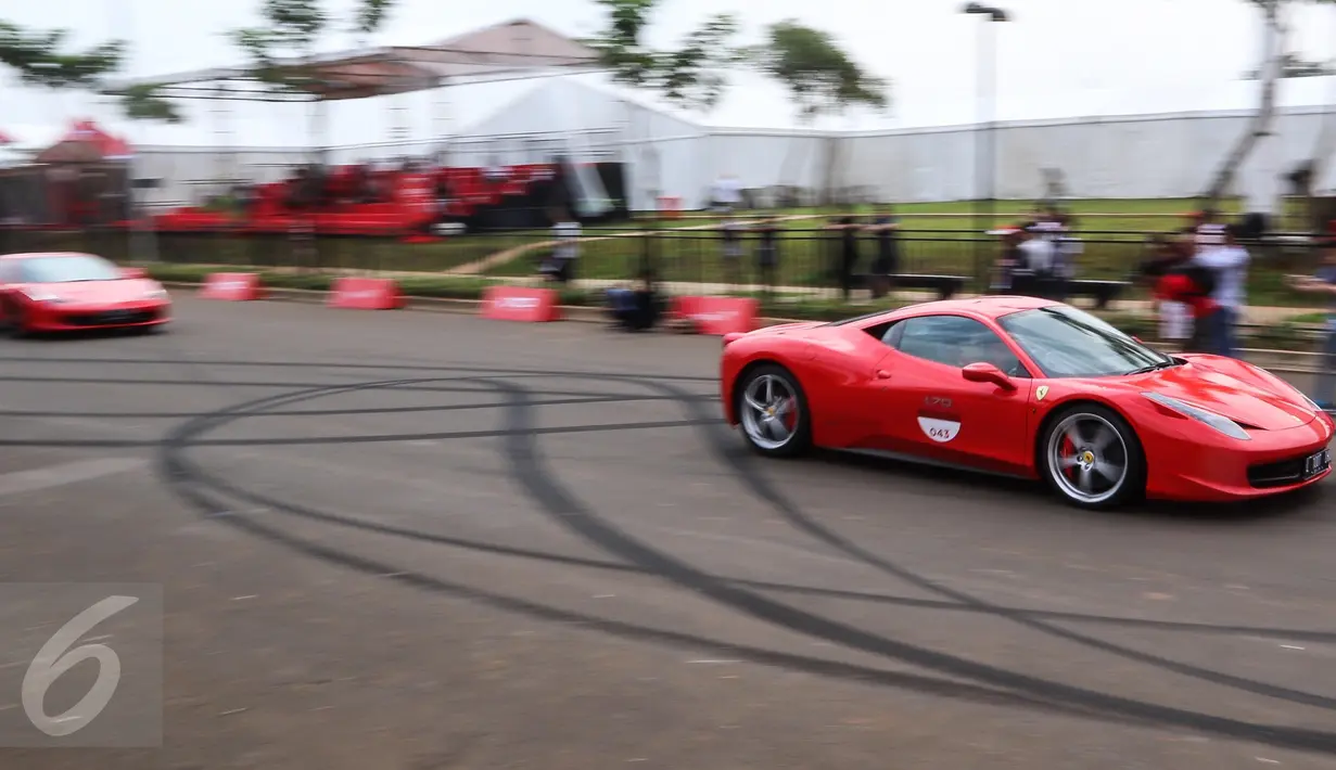 Mobil Ferrari melaju kencang mengelilingi sirkuit dalam Ferrari Festival of Speed di BSD City, Tangsel, Minggu (23/4). Pemilik mobil Ferrari yang mengikuti parade berdatangan dari Jakarta, Bandung, Surabaya, Malang dan Bali. (Liputan6.com/Fery Pradolo)