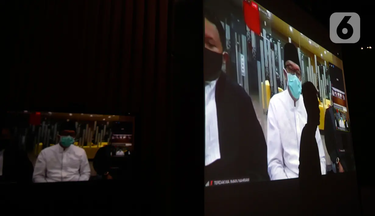 Layar menampilkan sidang putusan dari terdakwa mantan Menteri Pemuda dan Olahraga Imam Nahrawi dalam sidang secara online di gedung KPK, Jakarta, Senin (29/6/2020). Imam Nahrawi dijatuhi vonis 7 tahun penjara dan denda Rp400 juta subsider 3 bulan kurungan. (merdeka.com/Dwi Narwoko)