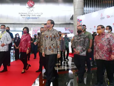 Presiden Joko Widodo menghadiri Pembukaan Perdagangan BEI 2022 di gedung BEI, Jakarta, Senin (3/1/2022). Dalam sambutannya, Presiden mengatakan, secara nasional vaksinasi COVID-19 telah mencapai 70 persen dosis pertama dan 50 persen dosis kedua. (Foto: Muchlis Jr-Biro Pers Sekretariat Presiden)