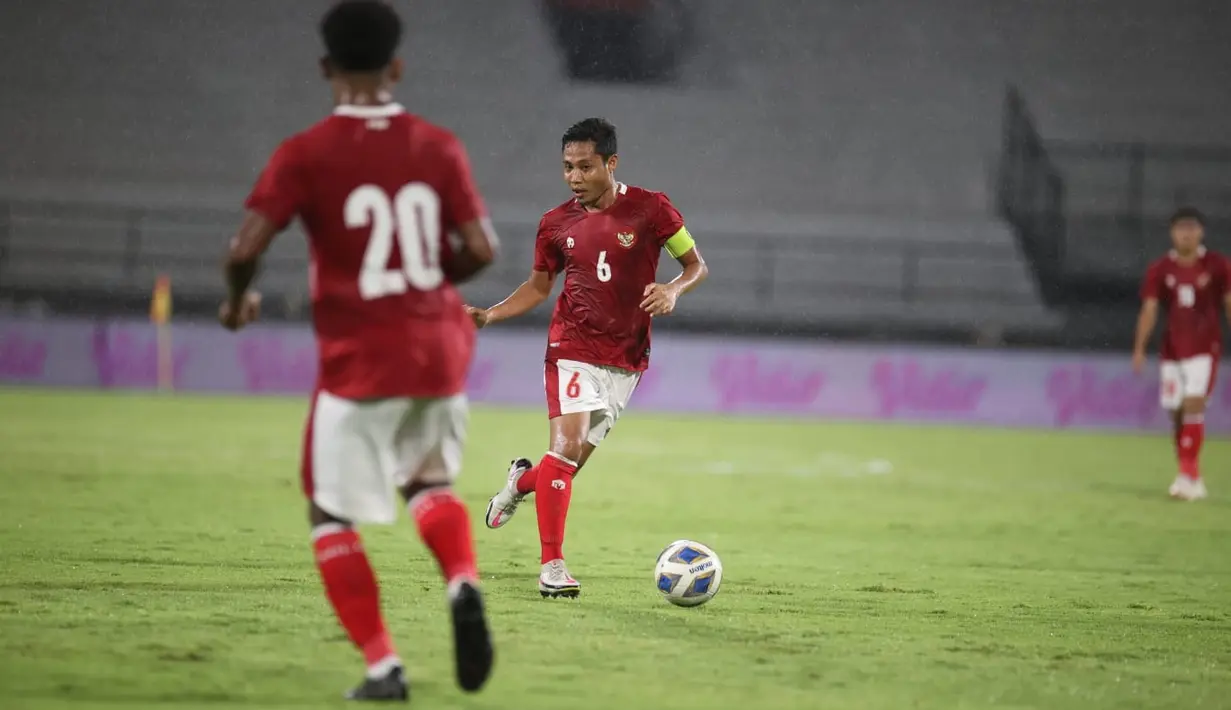 Gelandang Timnas Indonesia, Evan Dimas mengontrol bola saat bertanding melawan Timor Leste pada laga uji coba internasional di Stadion I Wayan Dipta Gianyar, Kamis (27/1/2022). Indonesia menang telak atas Timor Leste 4-1 (Dok Humas PSSI)