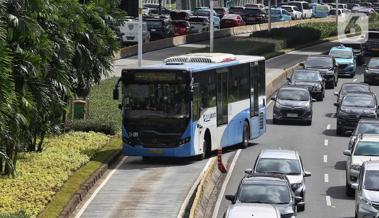 Layanan Transjakarta pada 2024 meningkat hampir dua kali lipat dari dua tahun sebelumnya. (Liputan6.com/Angga Yuniar)