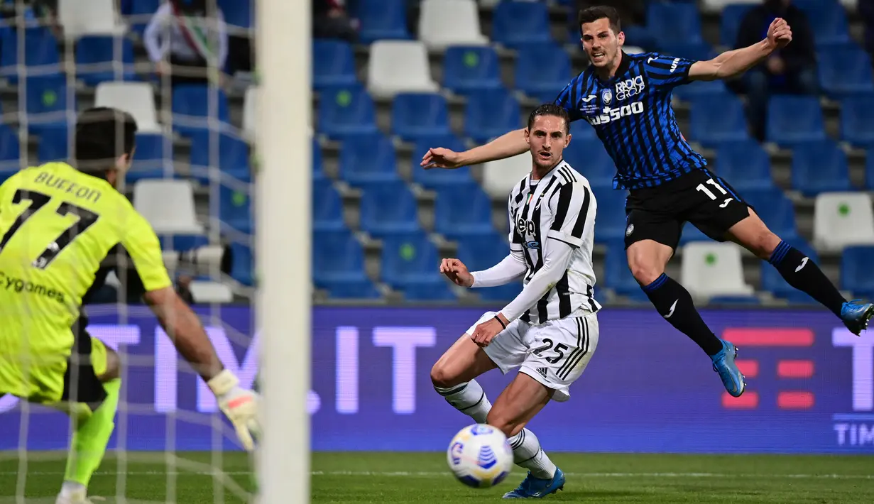 Gelandang Atalanta, Remo Freuler (kanan) menembak tepat sasaran dibanyangi gelandang Juventus Adrien Rabiot pada final Coppa Italia 2021 di Stadion Mapei - Citta del Tricolore, Kamis (20/5/2021) dinihari WIB. Juventus memastikan gelar juara usai mengandaskan Atalanta 2-1. (MIGUEL MEDINA/AFP)