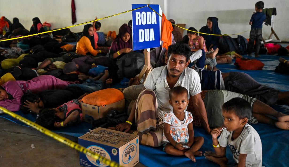 Sementara pemerintah mengundang muspida tiga provinsi untuk mencari lokasi penampungan sementara pengungsi Rohingya. (CHAIDEER MAHYUDDIN/AFP)