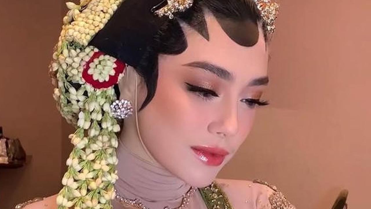 Aura Klasik Celine Evangelista, Tampil Berhijab Paes Jawa di Gala Premier Film Danyang Wingit