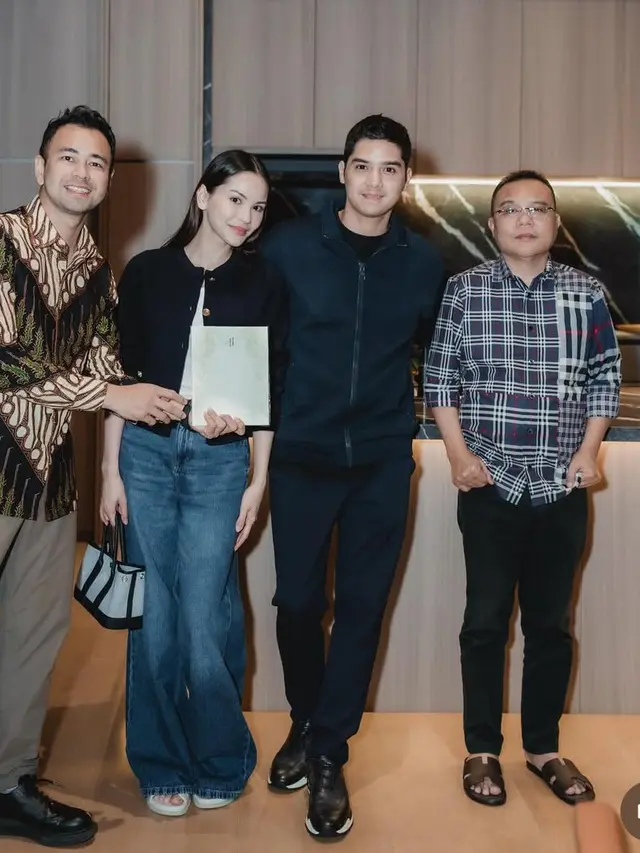 Tampilan Kasual Alyssa Daguise saat Sebar Undangan ke Raffi Ahmad. [@raffinagita1717]