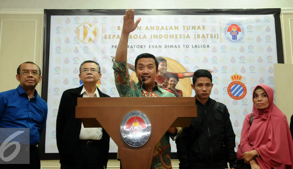Menpora, Imam Nahrawi (tengah) memberikan keterangan terkait pelepasan Evan Dimas di Kemenpora, Jakarta, Selasa (2/2/2016). Evan akan mengikuti program pembinaan usia muda klub RCD Espanyol selama empat hingga lima bulan. (Liputan6.com/Helmi Fithriansyah)