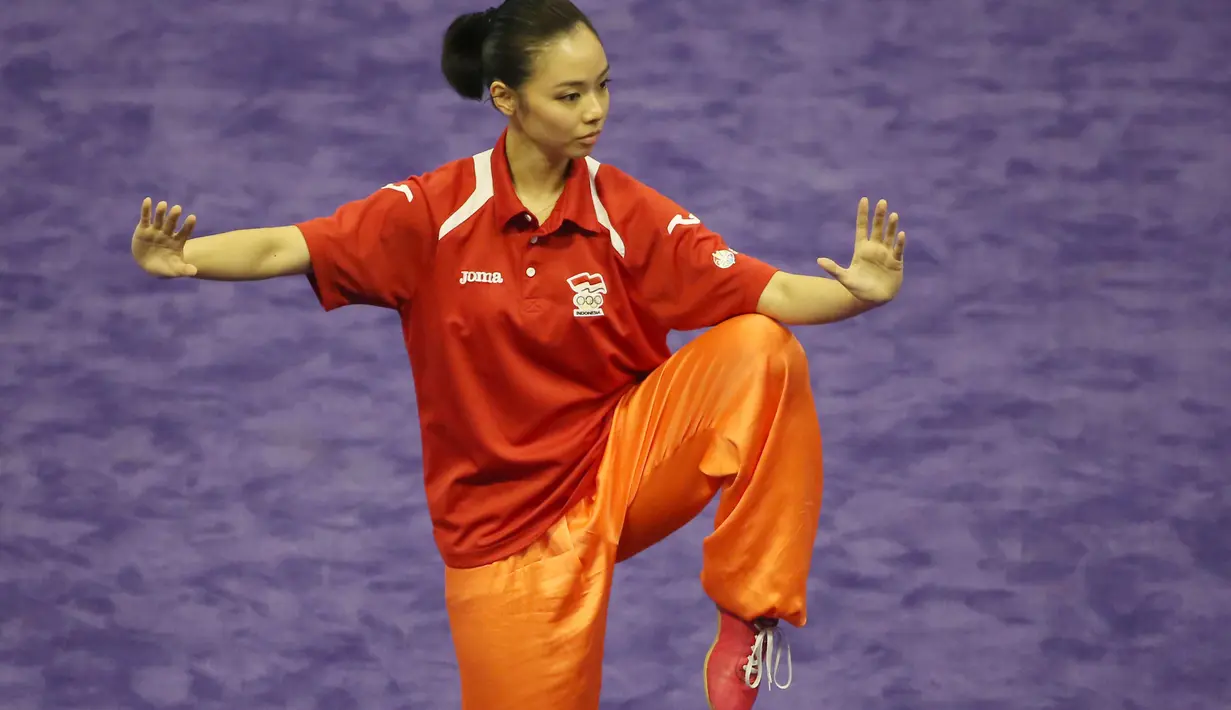 Atlet Wushu asal Indonesia, Lindswell Kwok saat beraksi, pada Kejuaraan Dunia Wushu 2015 di Istora Senayan, Jakarta, Sabtu(14/11/2015). (Bola.com/Nicklas Hanoatubun)