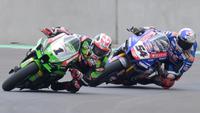 Pembalap Pata Yamaha with Brixx, Toprak Razgatlioglu (nomor 54),&nbsp;meraih podium juara race 1 WorldSBK Mandalika 2022, Sabtu (12/11/2022) siang WITA. (AFP/Bay Ismoyo)
