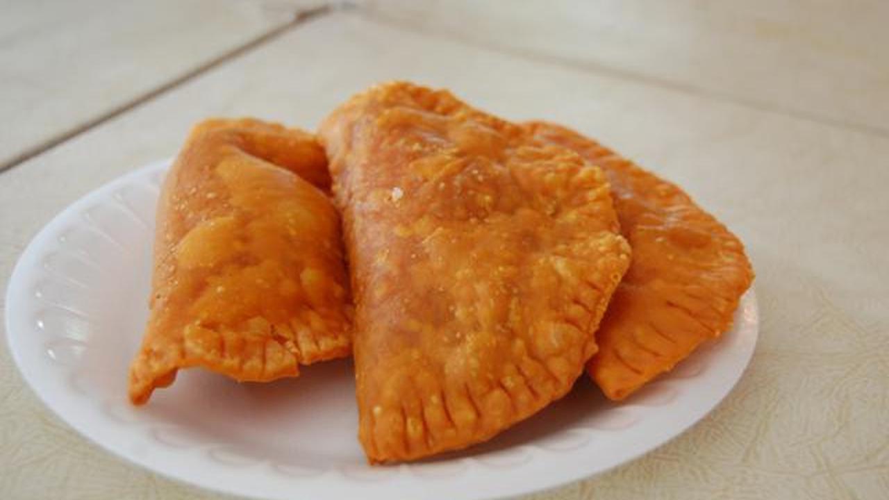 pastel ayam