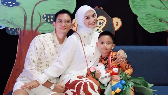 Kebersamaan Hangat Citra Kirana dan Rezky Aditya di Pentas Sekolah Athar