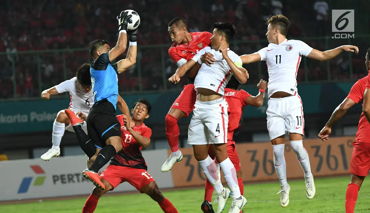 Kiper Indonesia Andritany Ardhiyasa menangkap bola saat bertanding melawan Hong Kong pada pertandingan terakhir Grup A sepak bola Asian Games 2018 di Stadion Patriot Candrabhaga, Senin (20/8). Indonesia menang 3-1. (Kapanlagi.com/Agus Apriyanto)