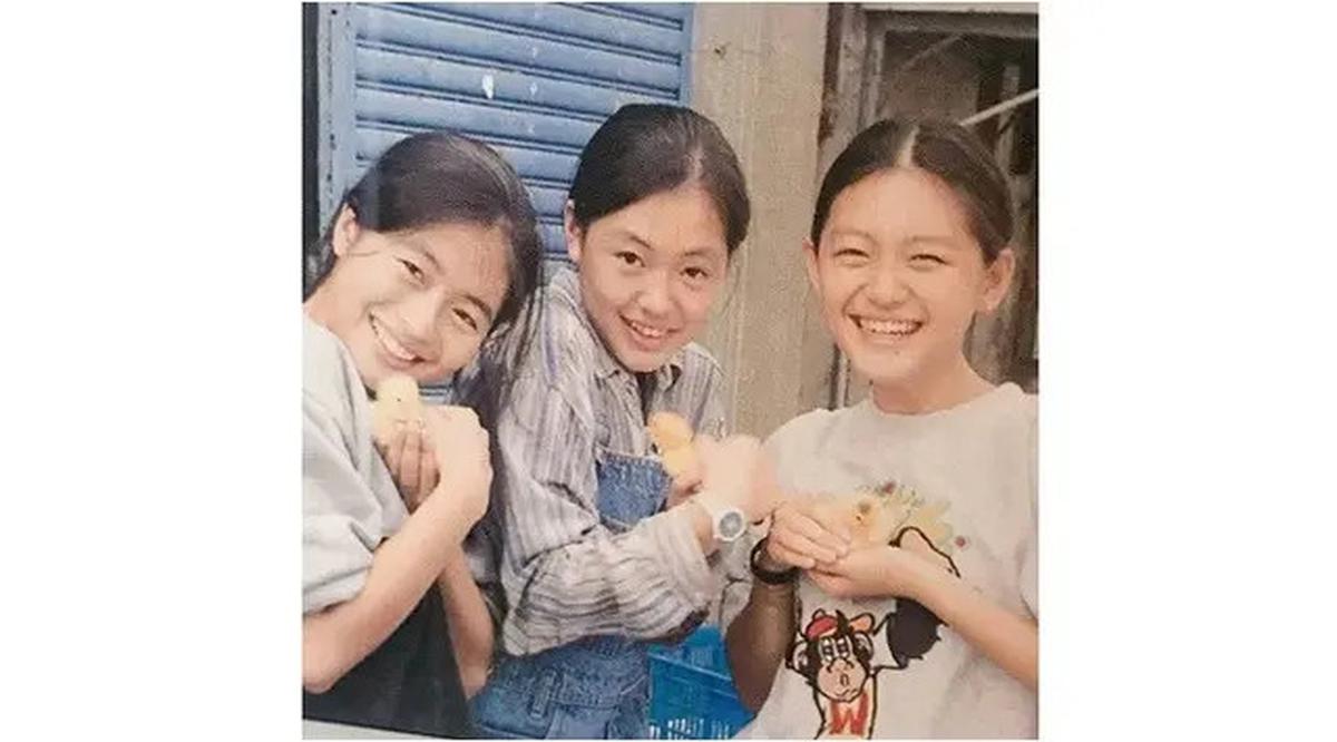 6 Potret Masa Remaja Barbie Hsu, Awali Karier Jadi PenyanyiTahun1994 Bareng Adik