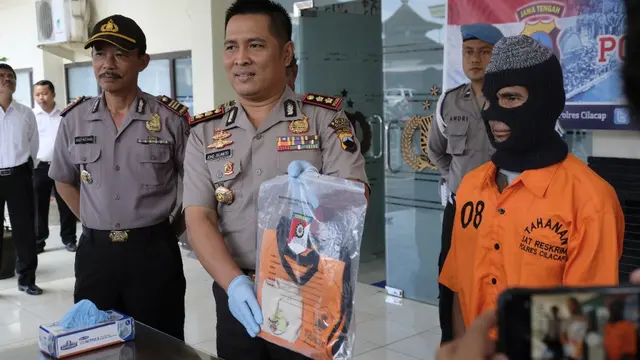 Kapolres Cilacap menunjukkan barang bukti pencabulan guru terhadap sisiwnya. (Foto: Liputan6.com/Polres Cilacap/Muhamad Ridlo)