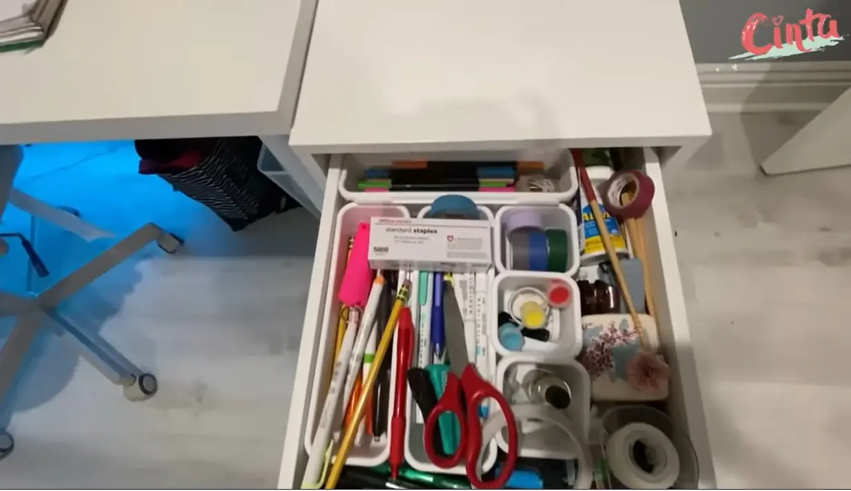 Meja kecil dengan beberapa laci digunakan untuk menyimpan beberapa peralatan kecil. [Youtube/Cinta]