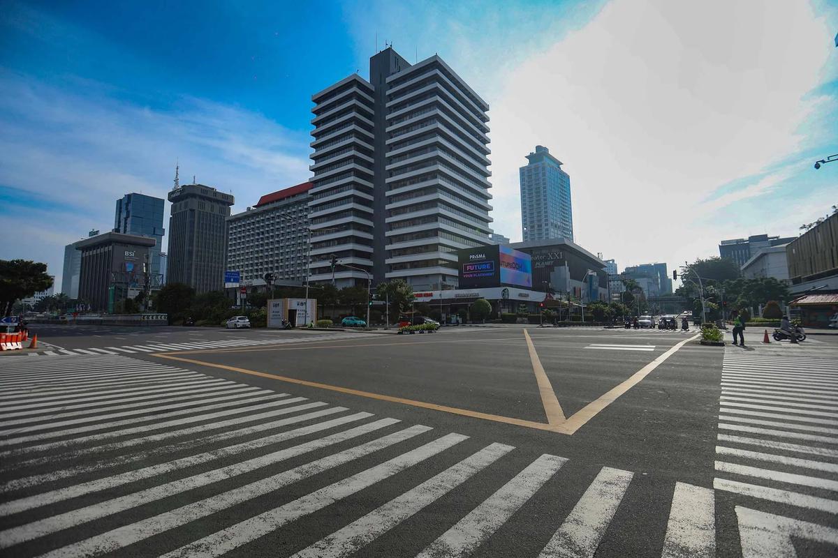 FOTO: Ibukota Jakarta Sepi di Bawah Langit Biru